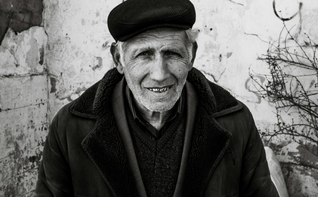 Retrato fotográfico en blanco y negro de un hombre mayor con sombrero, por Filipp Romanovski para la sección Escritos de The Goa Media