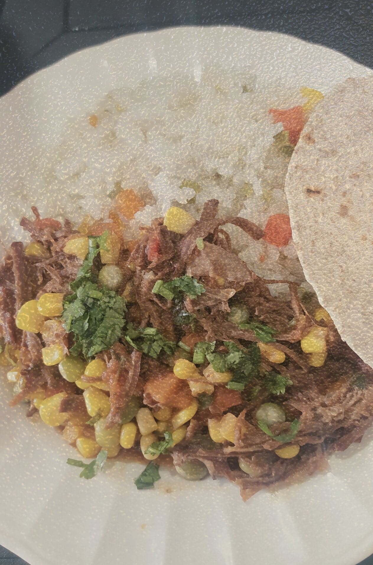 Fotografía de un almuerzo tradicional con carne desmechada, verduras mixtas (maíz y zanahoria), arroz blanco y una tortilla de maíz. Un bodegón popular que documenta la alimentación real y la identidad sensorial en el archivo fotográfico KOKOGOA.