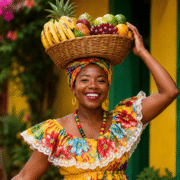 Retrato en primer plano de una mujer afrodescendiente con una sonrisa amplia, vistiendo un traje típico amarillo con flores rojas y encaje. Lleva un turbante colorido y un canasto de mimbre con frutas tropicales equilibrado sobre su cabeza. Al fondo, una pared amarilla y una ventana verde resaltan la vibrante estética afrodescendiente de la escena.