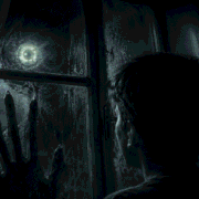 Ilustración digital en tonos oscuros y fríos de un joven de espaldas observando a través de una ventana. Al otro lado del cristal empañado, una criatura de dedos largos apoya su mano y clava la mirada de un ojo parietal brillante ubicado en su cráneo, capturando la atmósfera de este relato de ciencia ficcion oscura.