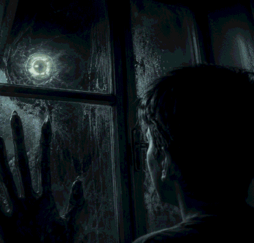 Ilustración digital en tonos oscuros y fríos de un joven de espaldas observando a través de una ventana. Al otro lado del cristal empañado, una criatura de dedos largos apoya su mano y clava la mirada de un ojo parietal brillante ubicado en su cráneo, capturando la atmósfera de este relato de ciencia ficcion oscura.