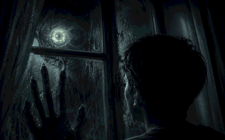 Ilustración digital en tonos oscuros y fríos de un joven de espaldas observando a través de una ventana. Al otro lado del cristal empañado, una criatura de dedos largos apoya su mano y clava la mirada de un ojo parietal brillante ubicado en su cráneo, capturando la atmósfera de este relato de ciencia ficcion oscura.