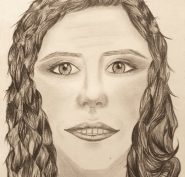 Ilustración realizada a lápiz en grafito sobre fondo blanco. Se presenta un retrato frontal en primer plano del rostro de una mujer de cabello oscuro, ondulado y peinado hacia atrás. Sus ojos abiertos miran fijamente al frente con una expresión intensa que transmite resolución frente al juicio social a la mujer, con trazos sombreados marcados en las cejas, la nariz y los labios.